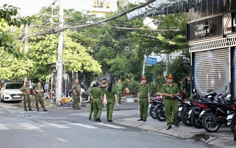 Dọn dẹp lại cư xá Độc Lập sau vụ cháy để ổn định cuộc sống -0