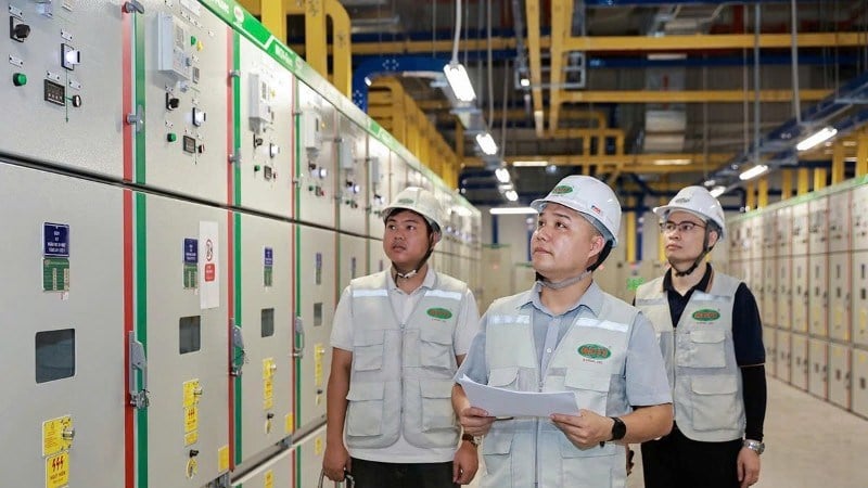 Kiểm tra chất lượng các tủ điện trung thế sau khi lắp đặt và đưa vào sử dụng tại Nhà ga T3, Sân bay quốc tế Nội Bài. (Ảnh: Á CHÂU)