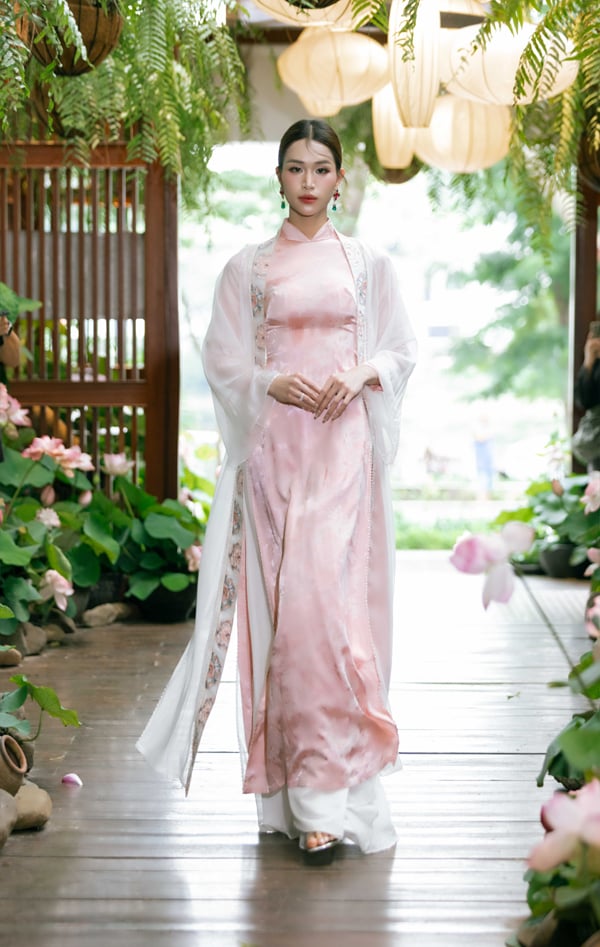 Ngắm nét nữ tính của á hậu chuyển giới trong show của NTK Cao Minh Tiến - Ảnh 5.