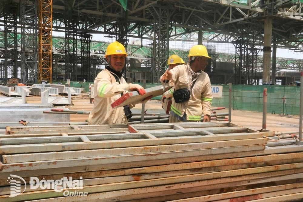 Công nhân thi công công trình nhà ga hành khách Sân bay Long Thành giai đoạn 1. Ảnh: Phạm Tùng

