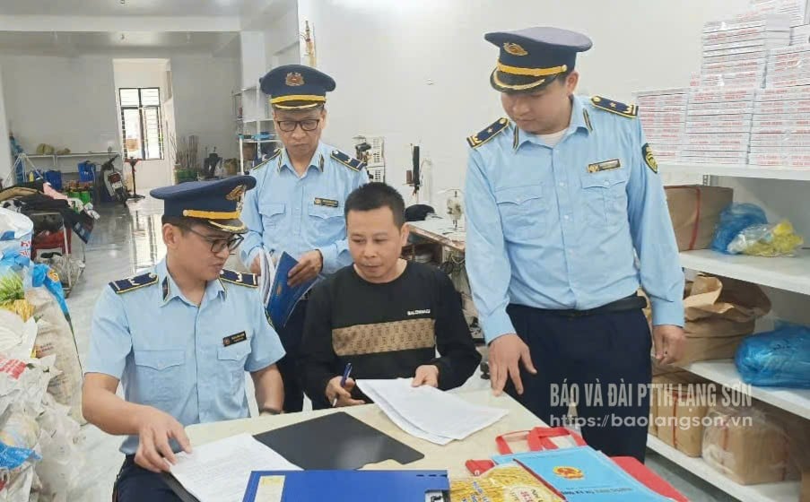 Đội QLTT số 7 hướng dẫn chủ cơ sở kinh doanh VTNN ký cam kết chấp hành các quy định của pháp luật trong hoạt động kinh doanh