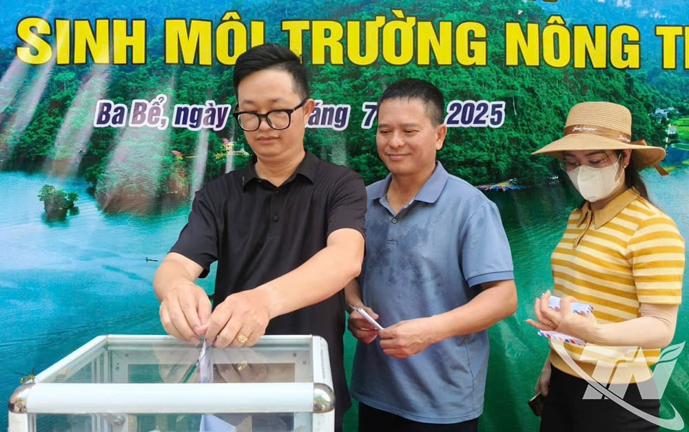 Đại diện các đơn vị, nhà hảo tâm và nhân dân ủng hộ Quỹ “Vì môi trường”.