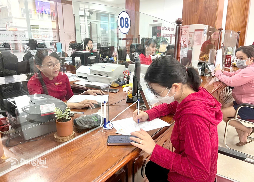 Hoạt động giao dịch tại một chi nhánh ngân hàng tại phường Trấn Biên. Ảnh: H.Hải