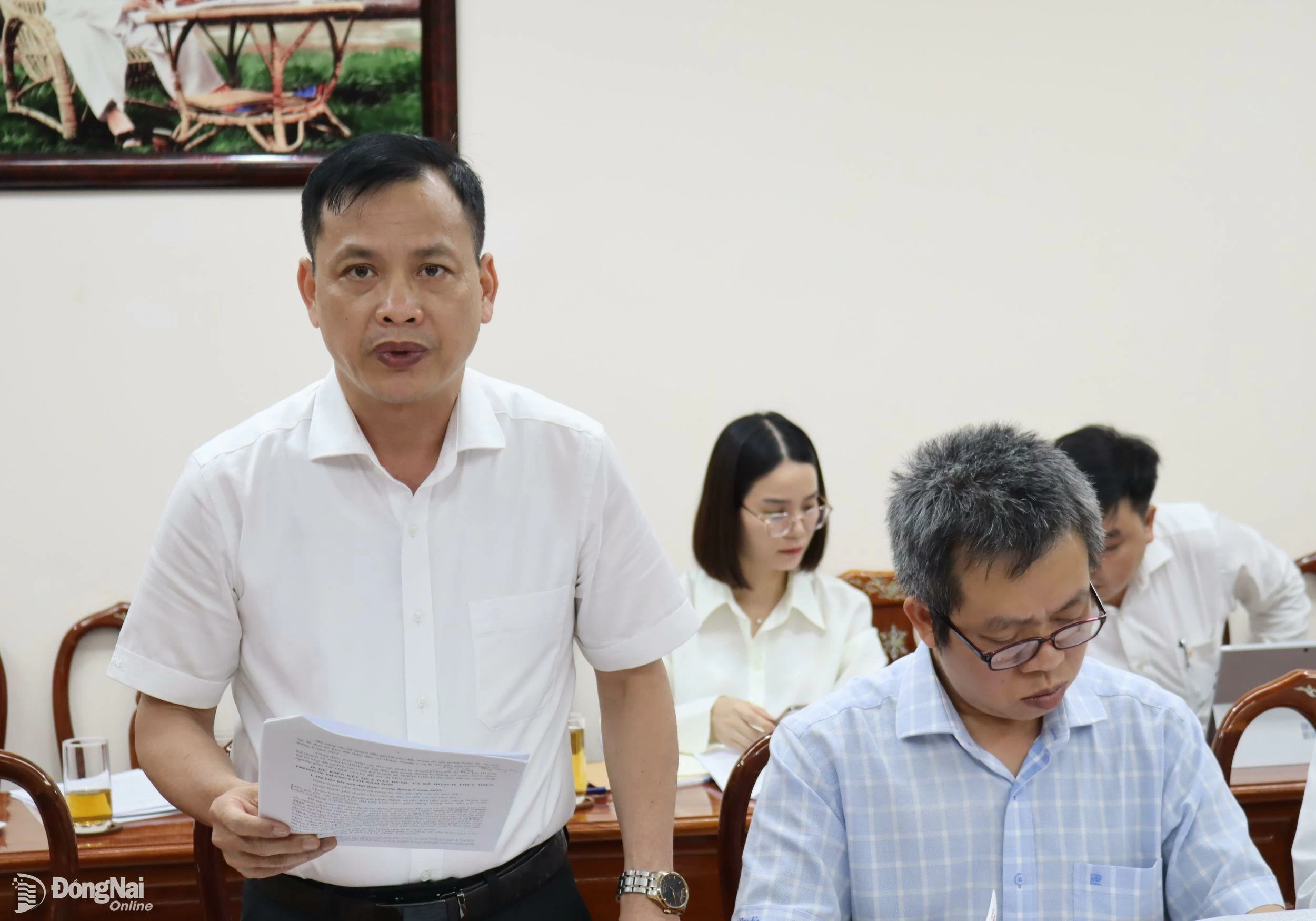 Ông Mai Phong Phú, Phó giám đốc phụ trách Trung tâm Phát triển quỹ đất tỉnh báo cáo tiến độ thực hiện kế hoạch đấu giá đất năm 2025. Ảnh: Hoàng Lộc
