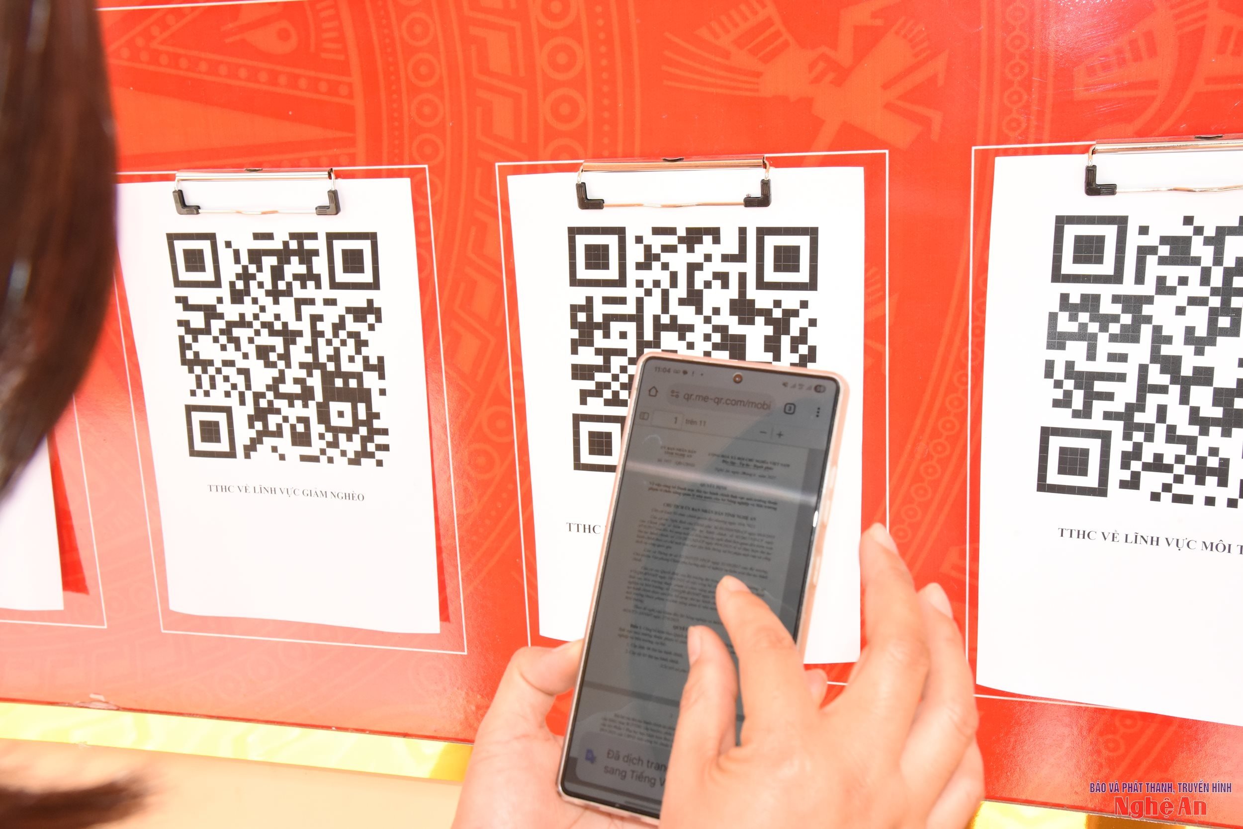 Người dân xã Châu Khê tra cứu thủ tục hành chính qua các mã QR tại Trung tâm hành chính công của xã6542