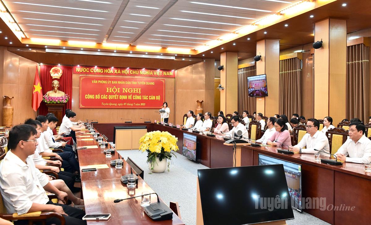 Đại biểu dự Hội nghị công bố các quyết định về công tác cán bộ tại điểm cầu UBND tỉnh.