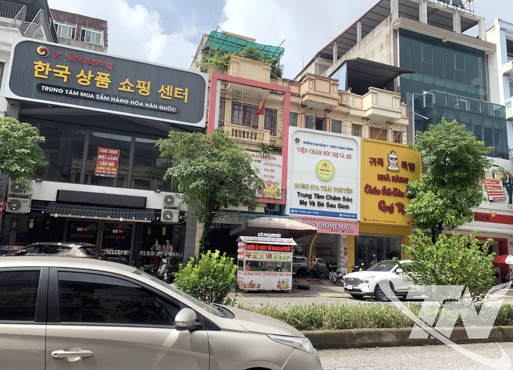 Nhiều biển hiệu quảng cáo được thiết kế đẹp, rực rỡ nhưng không phải tất cả đều đúng các quy định của pháp luật. Trong ảnh: Một số biển hiệu quảng cáo trên đường Bắc Sơn (TP. Thái Nguyên) vi phạm quy định về chữ viết có yếu tố nước ngoài.