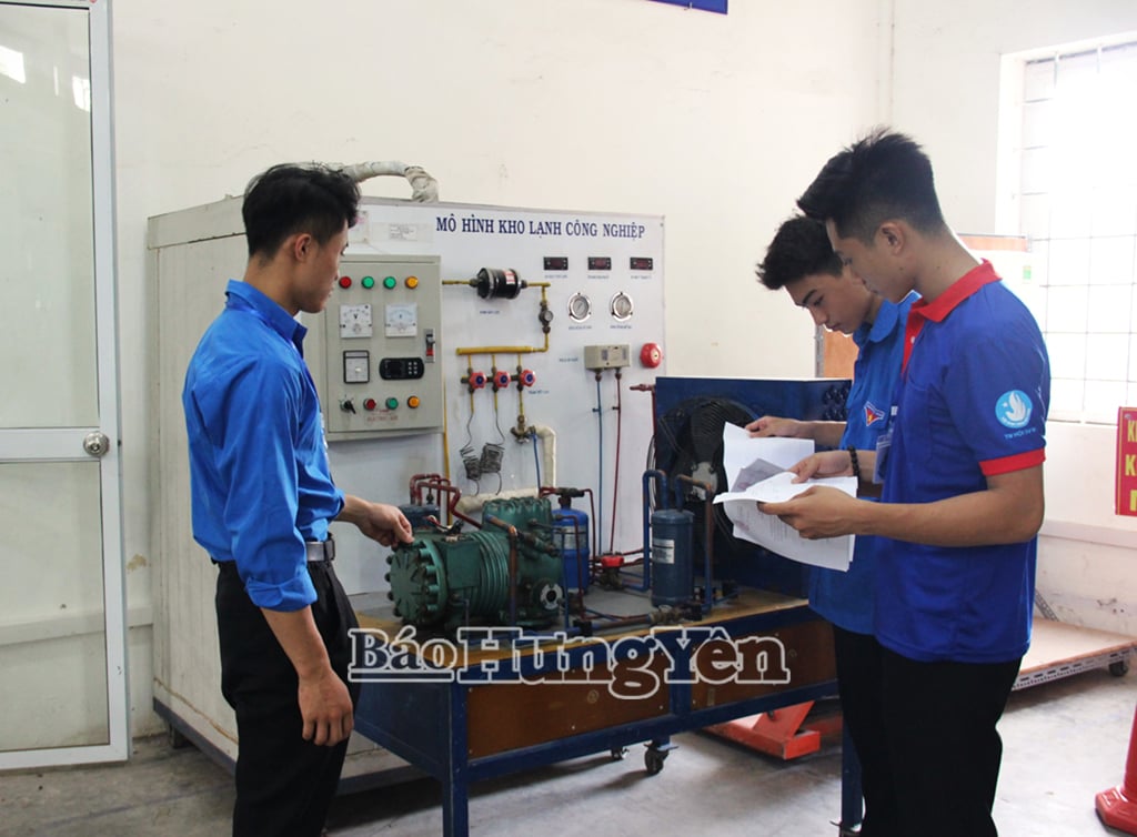 Sinh viên Trường Cao đẳng Cơ điện và Thủy lợi thực hành nghề