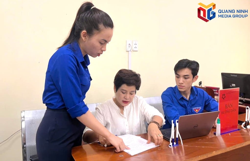 Người dân được hỗ trợ giải quyết thủ tục hành chính tại Trung tâm phục vụ Hành chính công phường Bãi Cháy. 