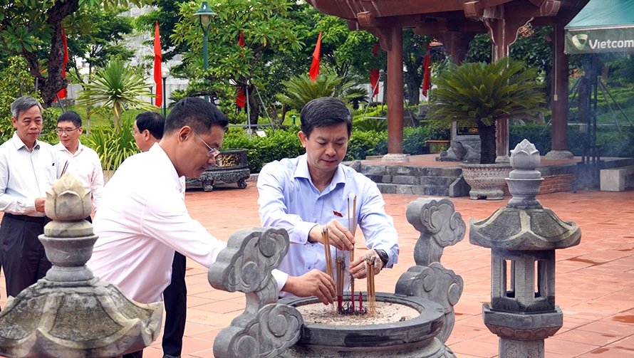 Phó Thủ tướng Chính phủ Nguyễn Chí Dũng viếng Đền thờ Bác Hồ và các Anh hùng liệt sĩ