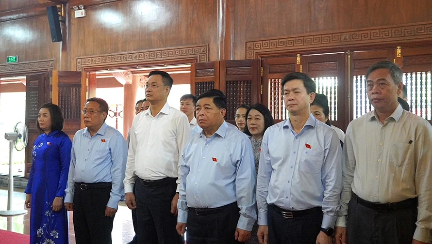 Phó Thủ tướng Chính phủ Nguyễn Chí Dũng viếng Đền thờ Bác Hồ và các Anh hùng liệt sĩ