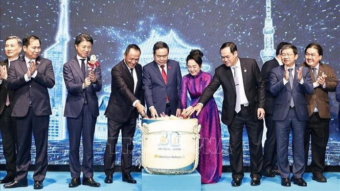 Der Vorsitzende der Nationalversammlung, Tran Thanh Man, und seine Frau feiern zusammen mit Delegierten den 30. Jahrestag der Eröffnung der Direktflugverbindung Vietnam-Japan. (Foto: Doan Tan/VNA)