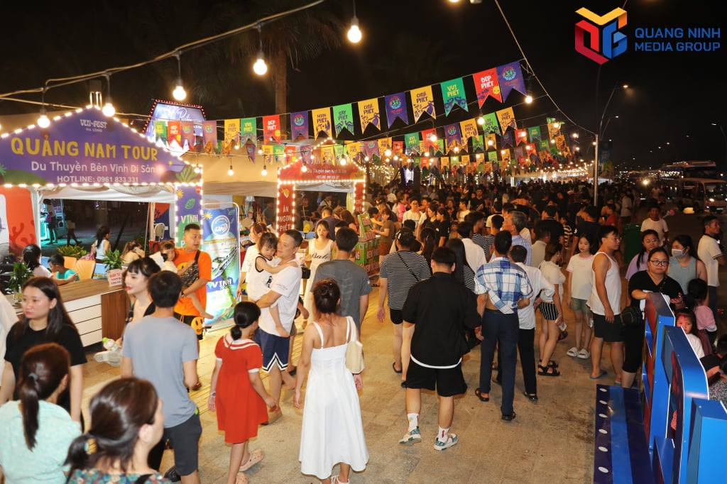 ตลาดนัดกลางคืน Vui Fest บริเวณชายหาดโอเชียนปาร์ค แขวงไบ๋ไชย ดึงดูดผู้คนและนักท่องเที่ยวจำนวนมาก