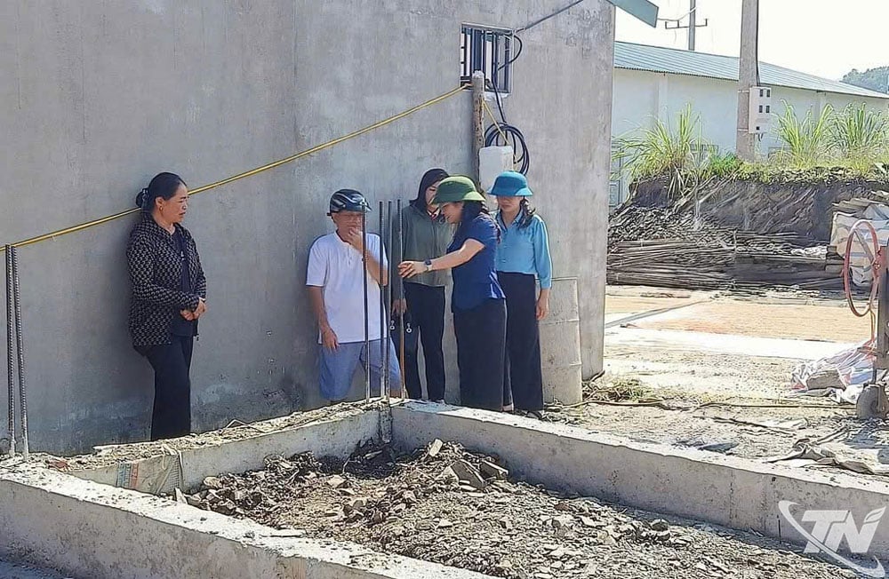 Bà Hồ Thị Kim Ngân, Bí thư Đảng ủy phường Đức Xuân kiểm tra việc triển khai xóa nhà tạm, nhà dột nát trên địa bàn.



