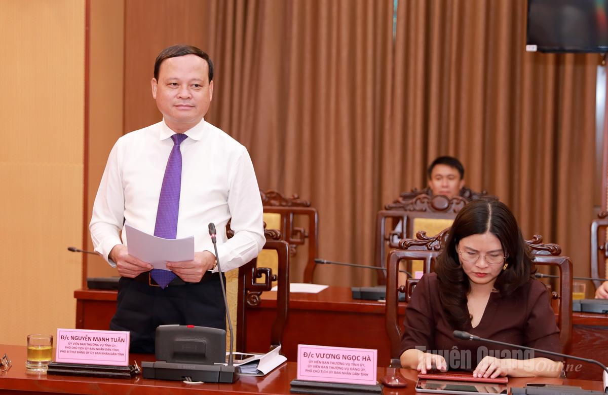 Đồng chí Nguyễn Mạnh Tuấn, Phó Chủ tịch UBND tỉnh, Phó Bí thư Đảng ủy phát biểu thảo luận tại hội nghị.