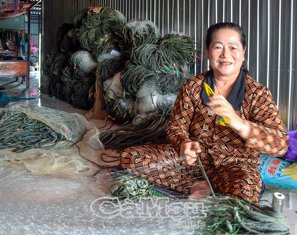 Ngoài nhận đơn hàng, bà Nguyễn Thị Loan còn gia công lưới để có thêm thu nhập.