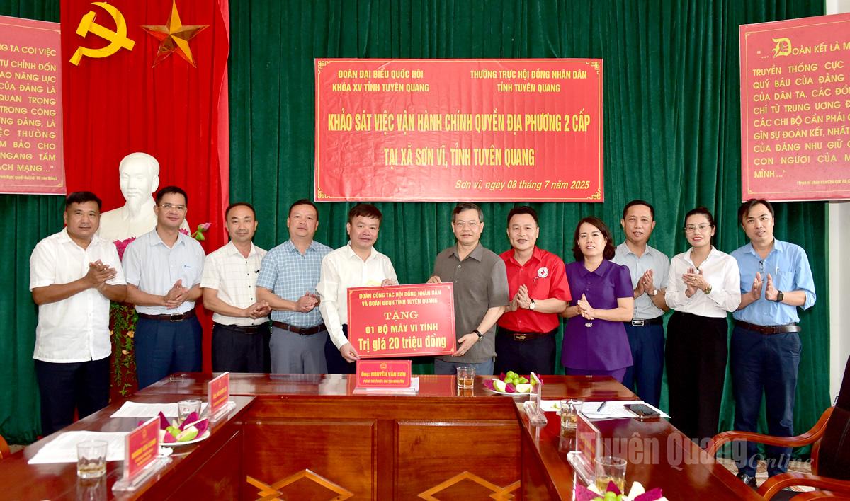Đoàn công tác tặng quà xã Sơn Vĩ.