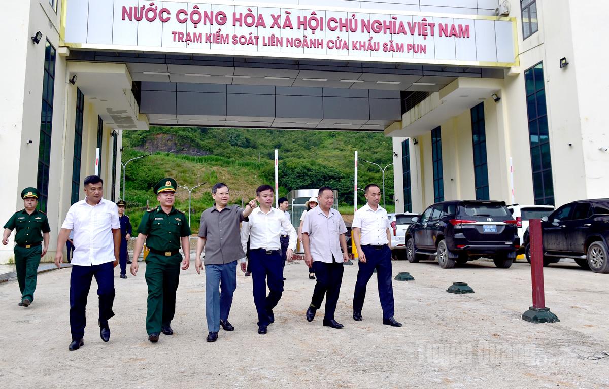 Đoàn công tác thăm, động viên cán bộ chiến sĩ tại Trạm kiểm soát liên ngành cửa khẩu Sam Pun.