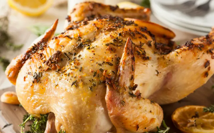 Gegrilltes Hähnchen mit Zitrone verleiht nicht nur Familienessen eine warme Note, sondern ist auch eine Geheimwaffe, um Gäste bei besonderen Anlässen zu begeistern. (Foto: Allrecipes)
