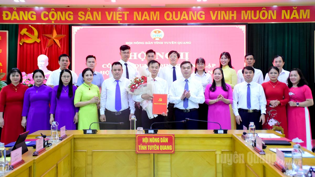 Đồng chí Ma Thế Hồng, Phó Bí thư Tỉnh ủy, Chủ tịch Ủy ban MTTQ Việt Nam tỉnh trao quyết định thành lập Hội Nông dân tỉnh.