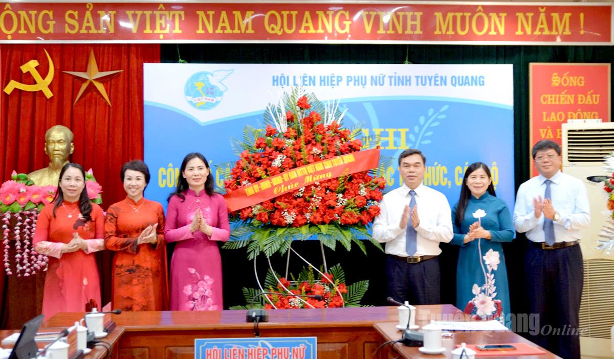 Tỉnh ủy, HĐND, UBND, Ủy ban MTTQ Việt Nam tỉnh tặng hoa chúc mừng Hội Liên hiệp Phụ nữ tỉnh Tuyên Quang.
