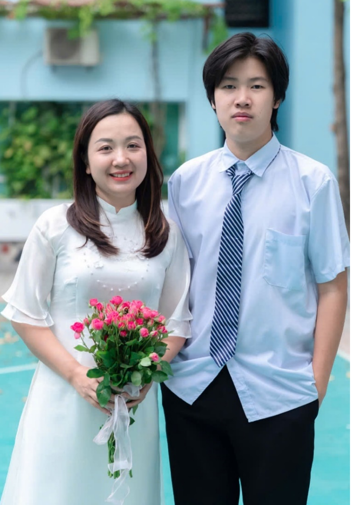 Quang Việt cùng cô chủ nhiệm Vương Huế tại trường THCS Đoàn Thị Điểm.