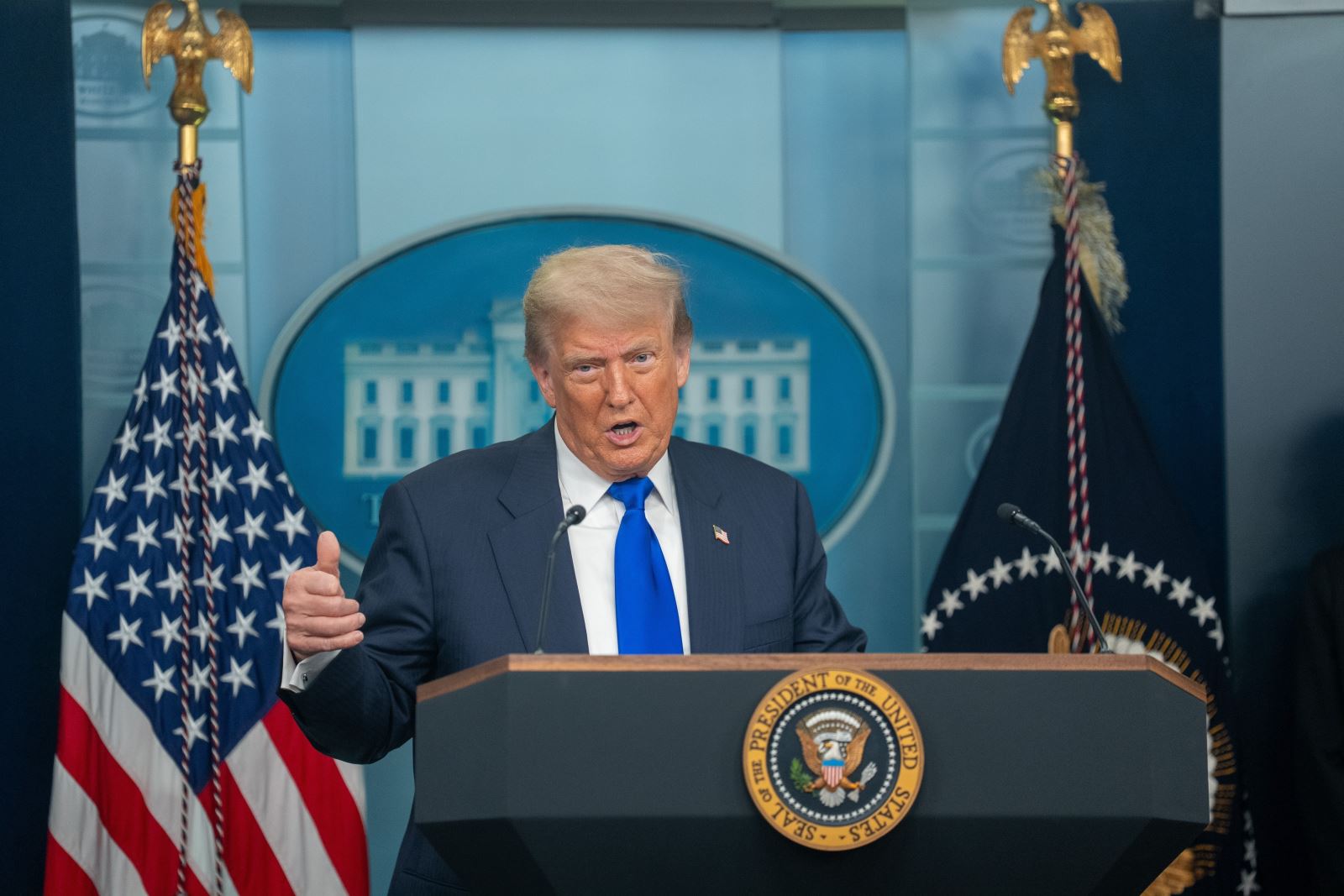 Tổng thống Trump gửi 'tối hậu thư' thuế quan: Bước mở cho đàm phán hay khởi đầu cuộc chiến thương mại mới? 