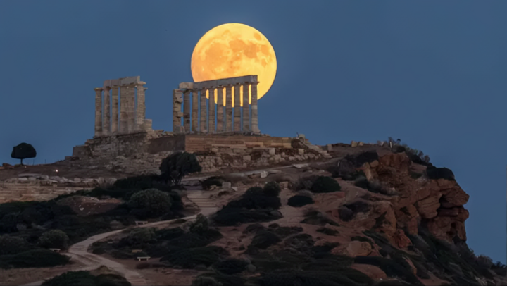 Trăng tròn mọc phía sau Đền Poseidon - Hy Lạp. (Nguồn: Getty Images)