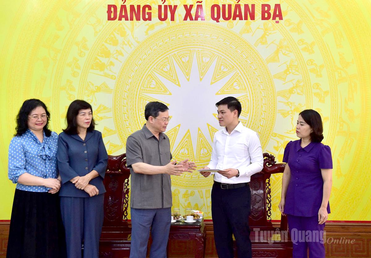 Đồng chí Chủ tịch HĐND tỉnh Nguyễn Văn Sơn và thành viên đoàn công tác trao đổi với lãnh đạo xã Quản Bạ.