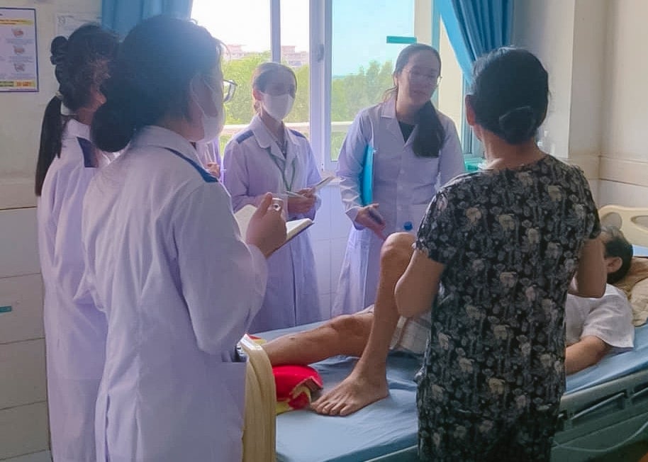 1. Trực tiếp tham gia đi lâm sàng trong bệnh viện là bài học quý báu trong hành trình chinh phục ngành dinh của sinh viên Đại học Đông Á Đà Nẵng.