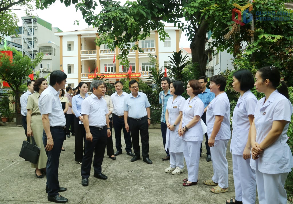 Đồng chí Bí thư Tỉnh ủy kiểm tra hoạt động của 1 trong 2 trạm y tế của phường Hạ Long.