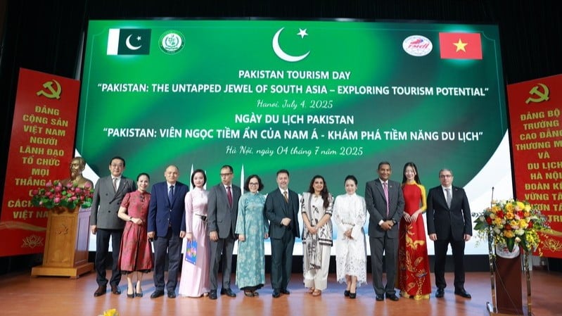 Delegates take souvenir photos at the event.