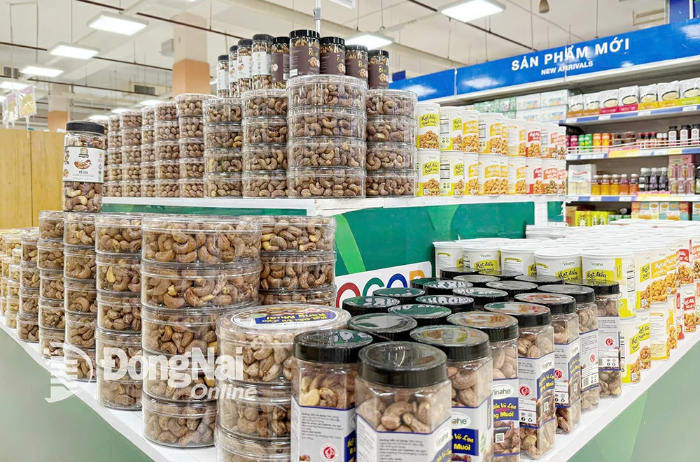 ជំនាញ Co.opmart Dong Xoai ផ្តល់ទីតាំងដល់កន្លែងដាក់តាំងបង្ហាញផលិតផលខេត្ត Dong Nai ក្នុងតំបន់ដែលរស់នៅ និងតំបន់