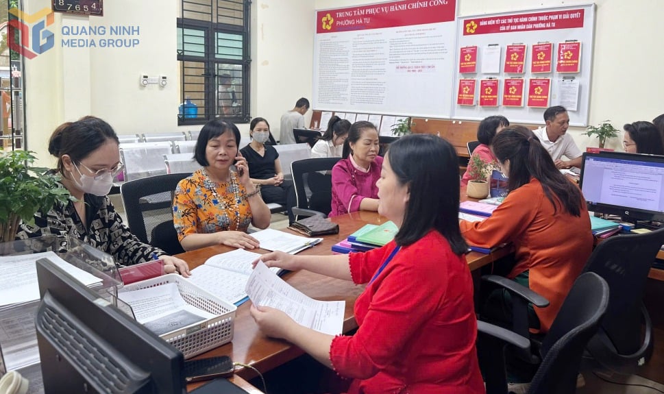 Cán bộ Trung tâm Phục vụ hành chính công phường Hà Tu giải quyết thủ tục hành chính cho người dân. Ảnh: Cao Quỳnh