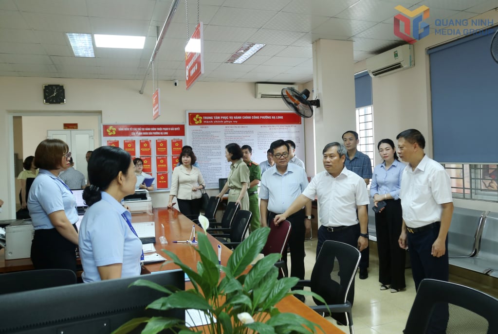 Đồng chí Vũ Đại Thắng, Ủy viên Trung ương Đảng, Bí thư Tỉnh ủy, Trưởng Đoàn ĐBQH tỉnh cùng đoàn công tác kiểm tra tại Trung tâm phục vụ hành chính công phường Hạ Long.