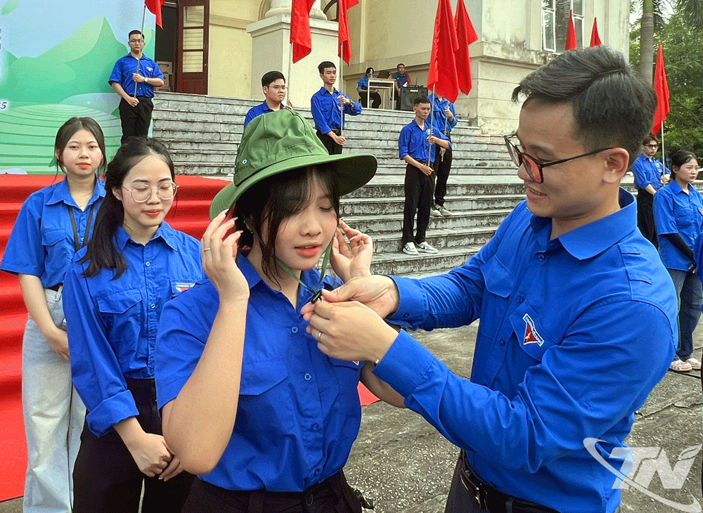 Đồng chí Hoàng Anh Đức, Phó Bí thư Tỉnh đoàn, Trưởng ban Công tác Đoàn và Thanh thiếu nhi (Cơ quan Ủy ban MTTQ tỉnh Thái Nguyên) động viên các thanh niên tình nguyện tham gia “Chiến dịch mùa hè xanh năm 2025”.