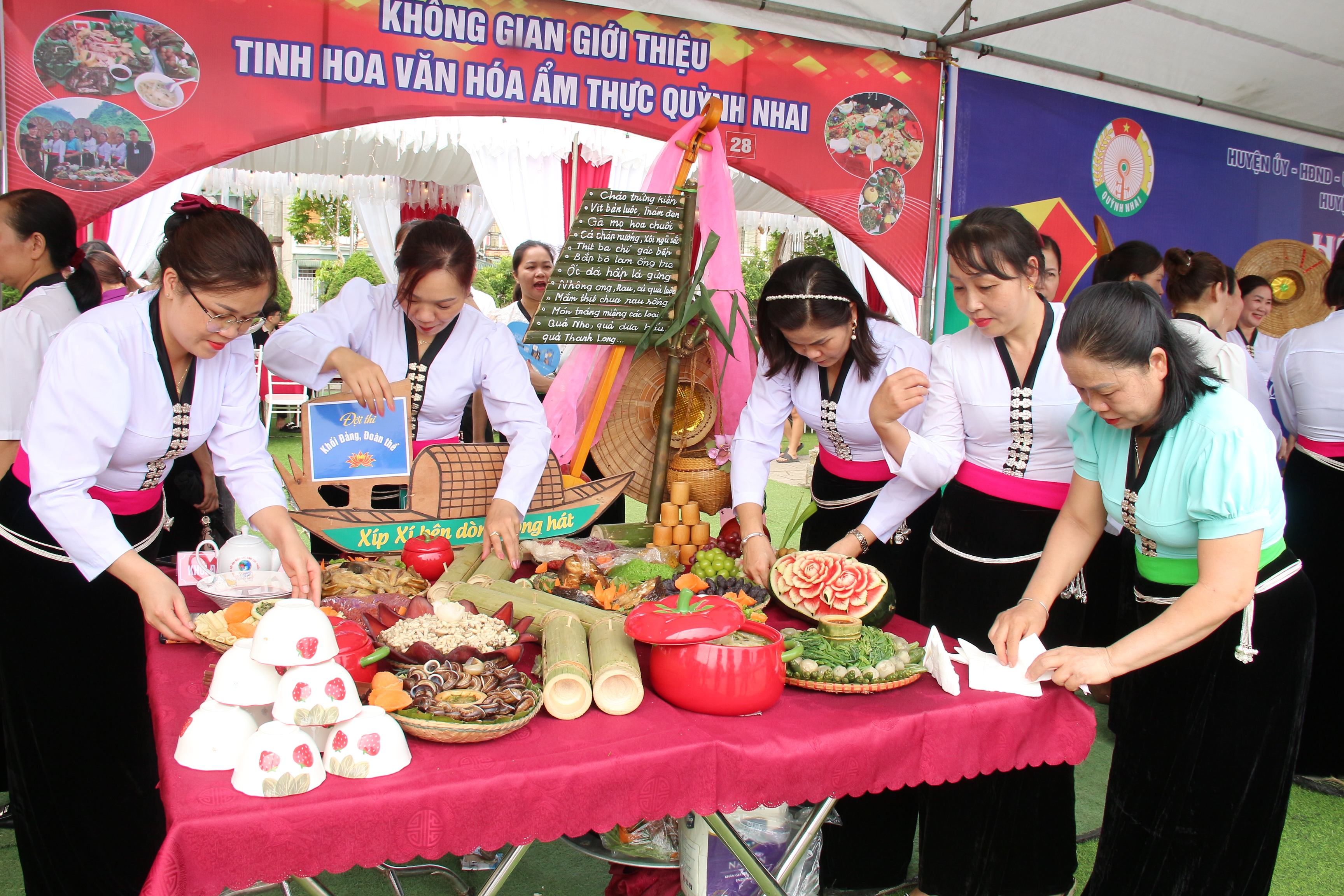 Spécialités culinaires des minorités ethniques thaïlandaises du district de Quynh Nhai.jpg