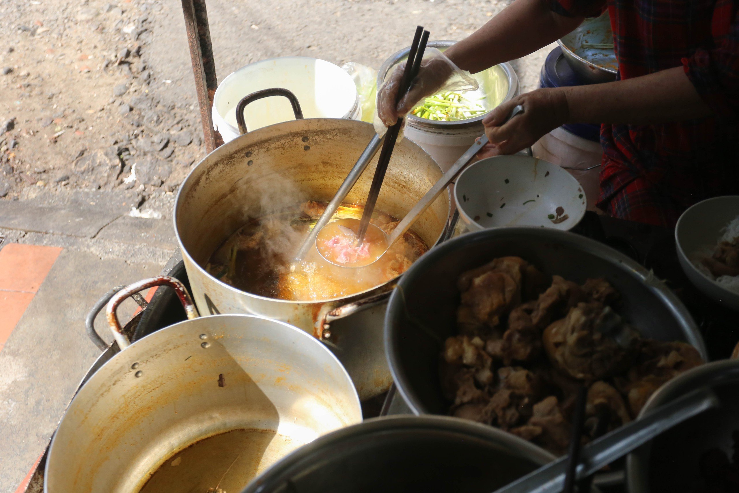 Quán bún bò Huế 'chuẩn vị' gần 4 thập kỷ trên phố cổ Chi Lăng- Ảnh 3.