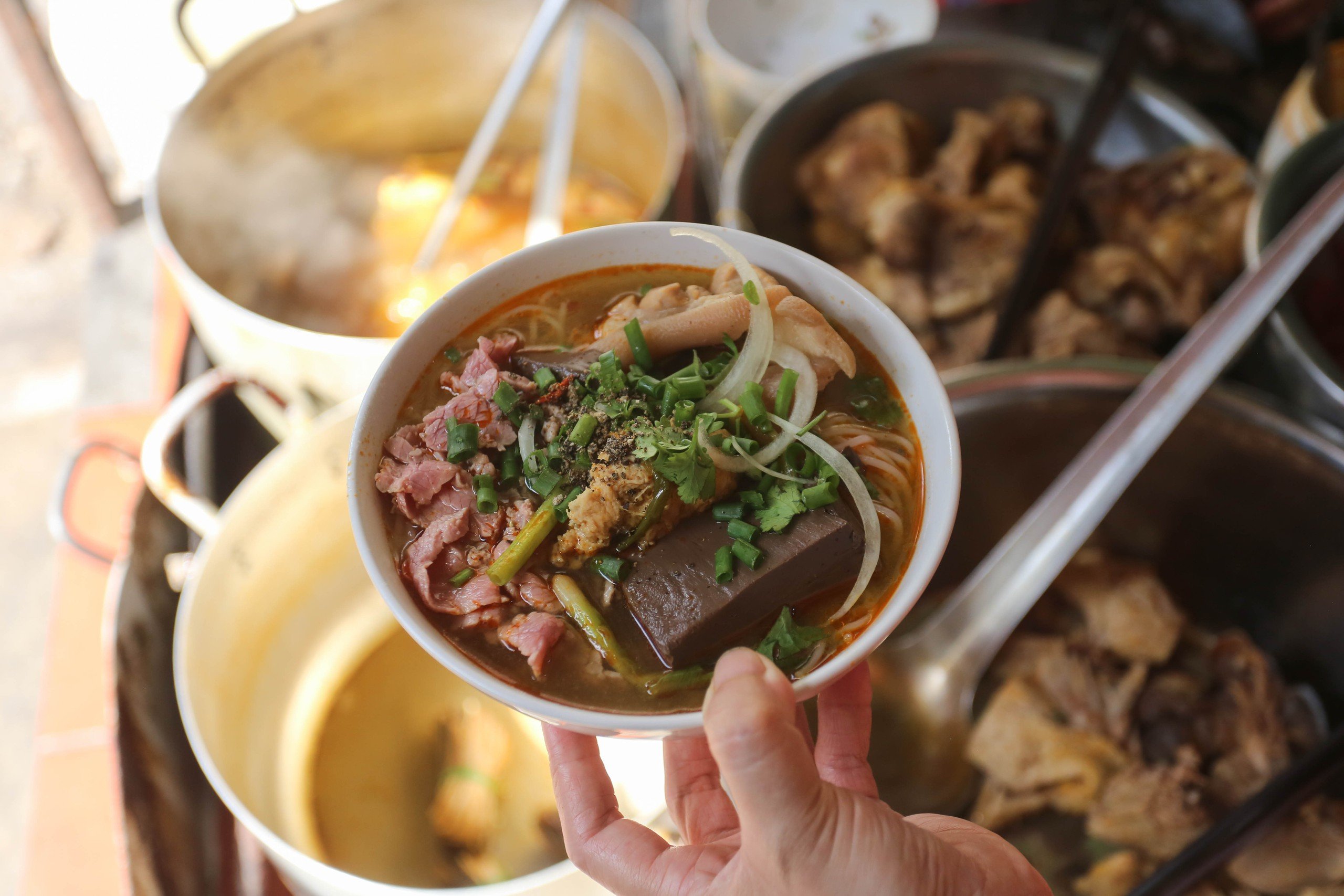 Quán bún bò Huế 'chuẩn vị' gần 4 thập kỷ trên phố cổ Chi Lăng- Ảnh 4.