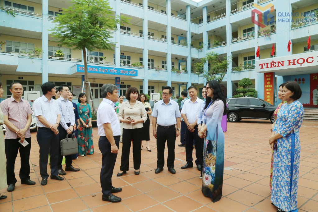 Đồng chí Bí thư Tỉnh ủy trao đổi với lãnh đạo Trường Tiểu học Quang Trung để nắm bắt hoạt động của nhà trường khi thực hiện mô hình mới.
