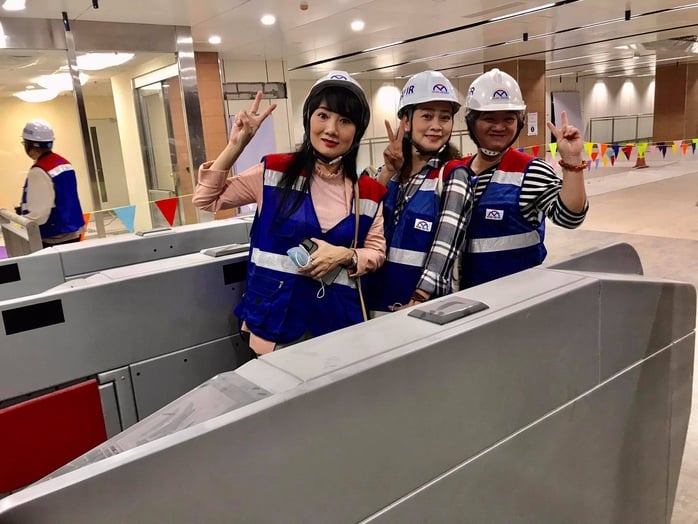 TP HCM: Nhiều văn nghệ sĩ dâng trào cảm xúc khi tham quan các công trình trọng điểm - Ảnh 4.