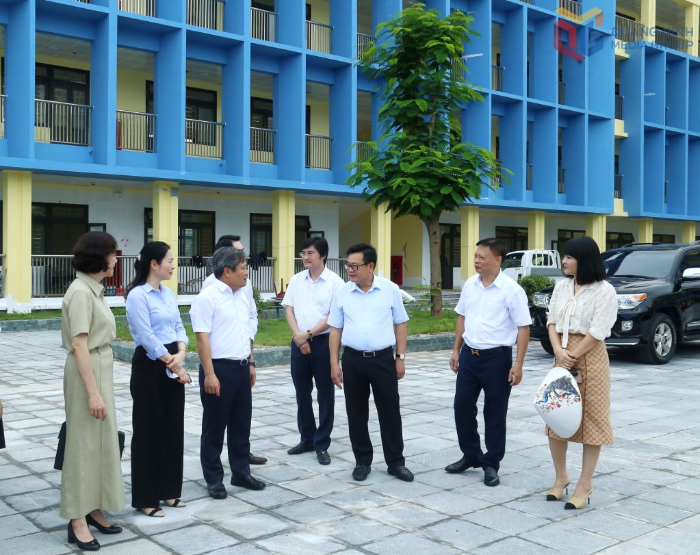 Đồng chí Bí thư Tỉnh ủy kiểm tra tại Trường THCS Trọng Điểm.