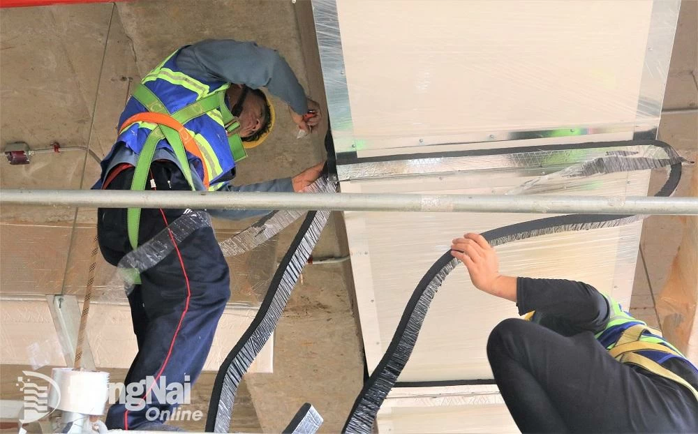Cùng với công tác thi công xây dựng, hiện liên danh nhà thầu cũng đang triển khai thi công hệ thống cơ điện lạnh, nước, điều hòa (công tác MEP). Việc thi công được triển khai tại các tầng theo phương án cuốn chiếu, đáp ứng tiến độ yêu cầu.