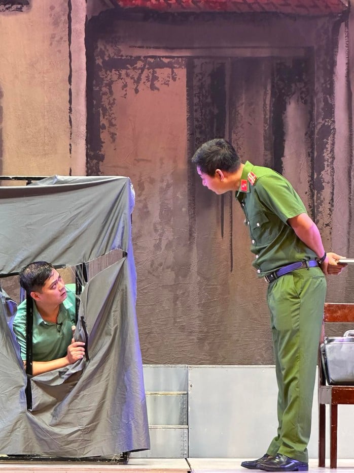 Dr. Nguyen Dang Chuong: Artista construye la imagen del soldado de Seguridad Pública del Pueblo con su corazón - Foto 3.
