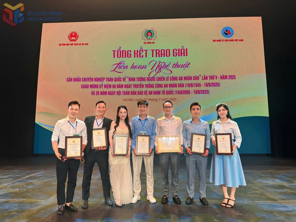 Tập thể nghệ sĩ, diễn viên  Đoàn Nghệ thuật tỉnh Quảng Ninh tại lễ bế mạc.