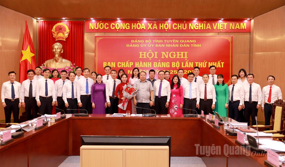 Đồng chí Chủ tịch UBND tỉnh Phan Huy Ngọc, Bí thư Đảng ủy tặng hoa chúc mừng Ban Chấp hành Đảng bộ UBND tỉnh nhiệm kỳ 2025 - 2030.