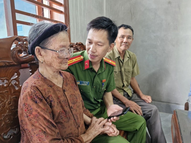 សាលា Trinh Thi Mech និង Trinh Van Lai ទទួល​បាន​ការ​រំជួល​ចិត្ត​បន្ទាប់​ពី​លោក​បាន​ឮ​ព័ត៌មាន​ពី​ឃុំ​ថា​កម្លាំង​ពិសេស សញ្ញាណអដ្ឋិធាតុ​របស់​សព Trinh Van Hai។