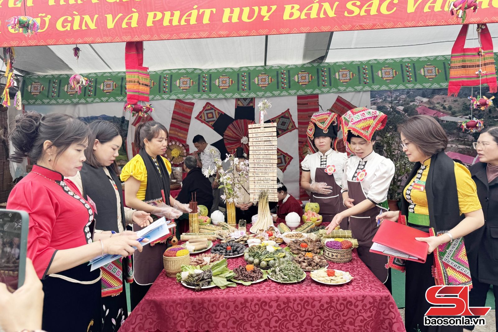 Essence culinaire unique du groupe ethnique thaïlandais 1.jpg