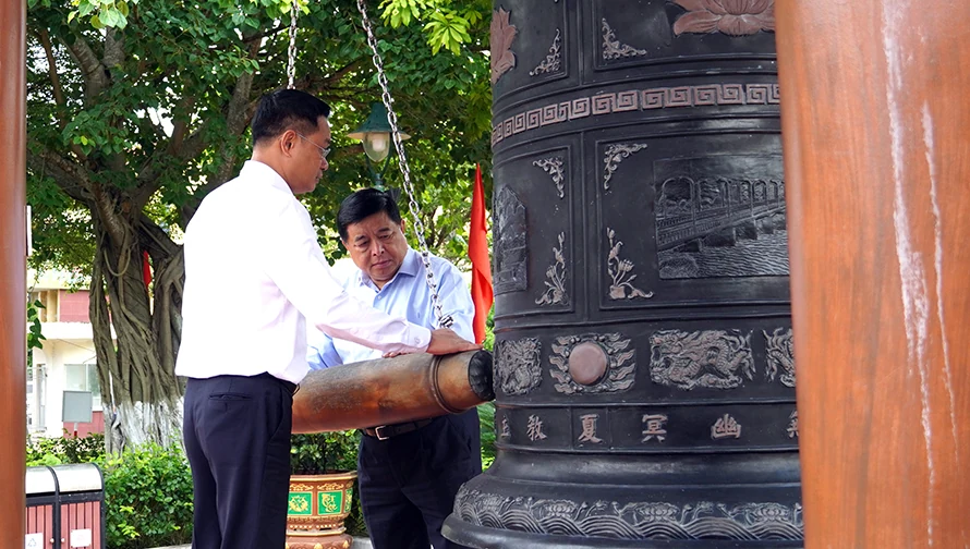 Phó Thủ tướng Chính phủ Nguyễn Chí Dũng viếng Đền thờ Bác Hồ và các Anh hùng liệt sĩ