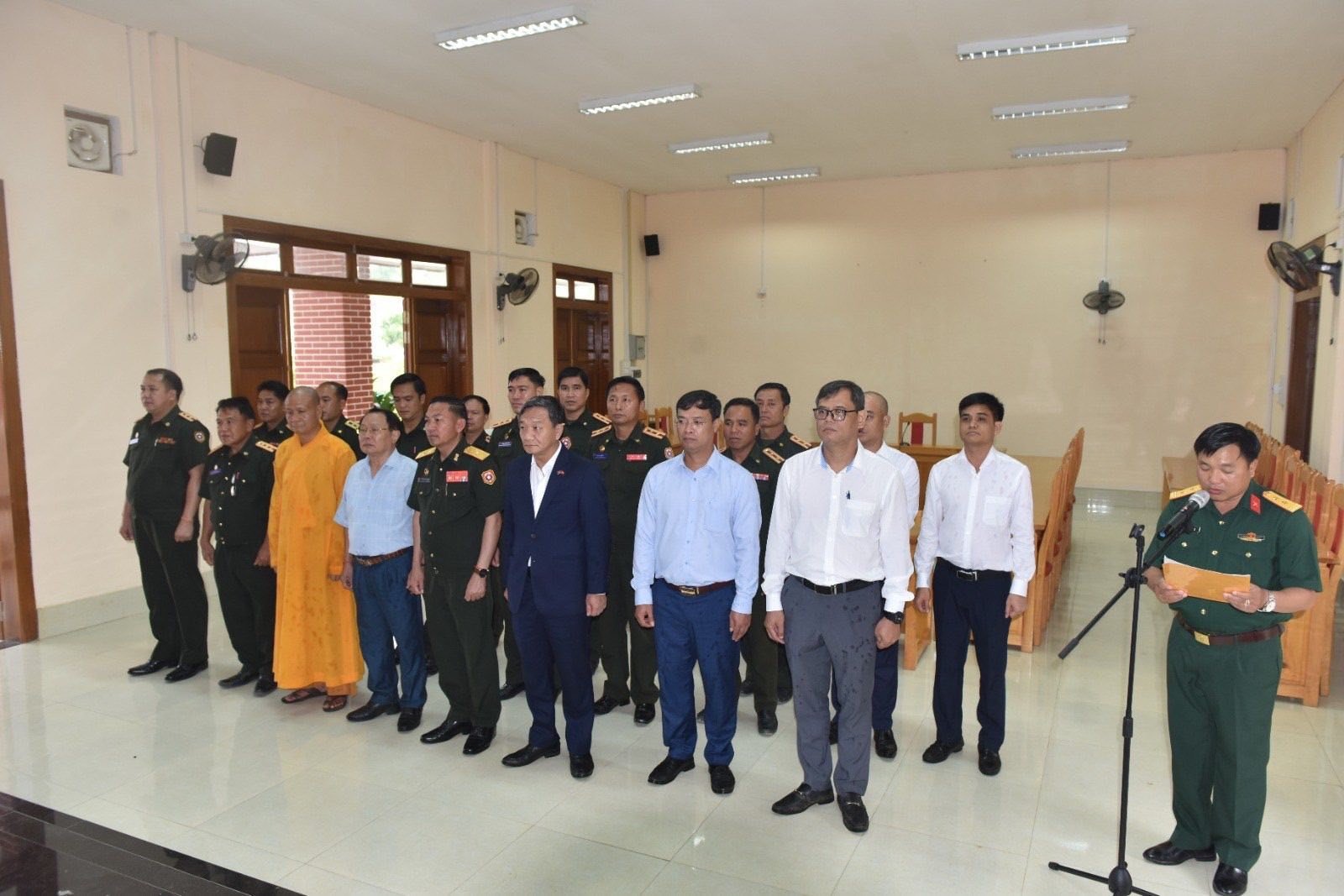 Đoàn công tác Đại sứ quán Việt Nam tại Lào dâng hương tưởng niệm các anh hùng liệt sĩ Việt Nam và Lào tại tỉnh Hủa Phăn. (Ảnh: Đại sứ quán Việt Nam tại Lào)